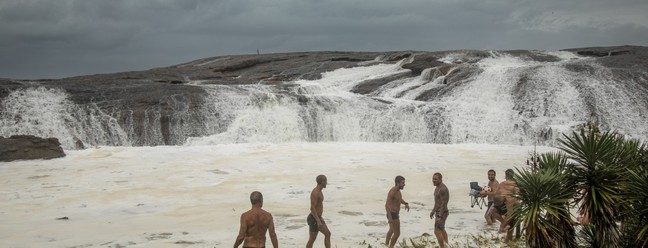 Banhistas contemplam a força do mar em Itacoatiara   — Foto: Ana Branco