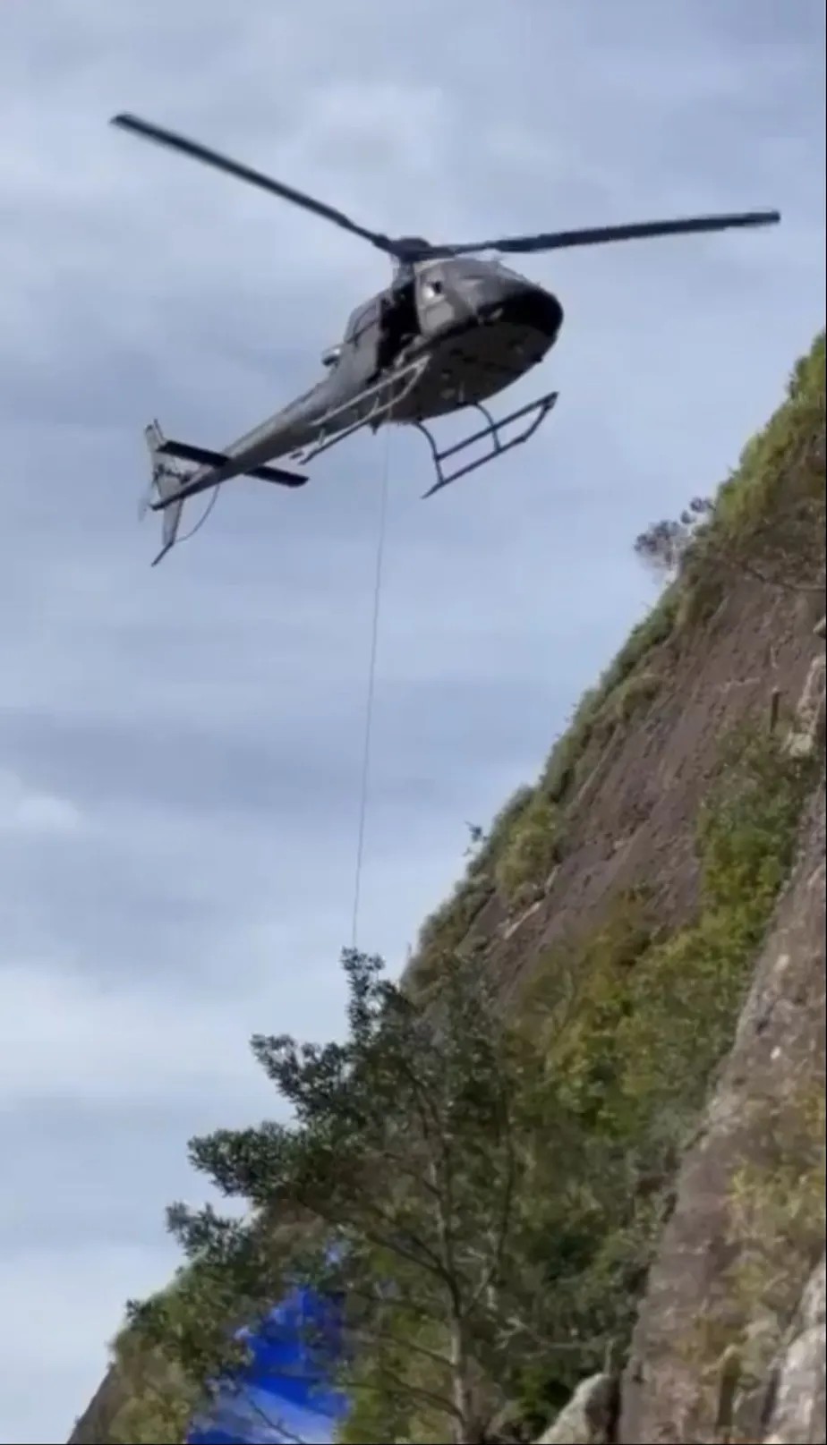 Homem fica preso na Pedra da G&aacute;vea e &eacute; resgatado por helic&oacute;ptero