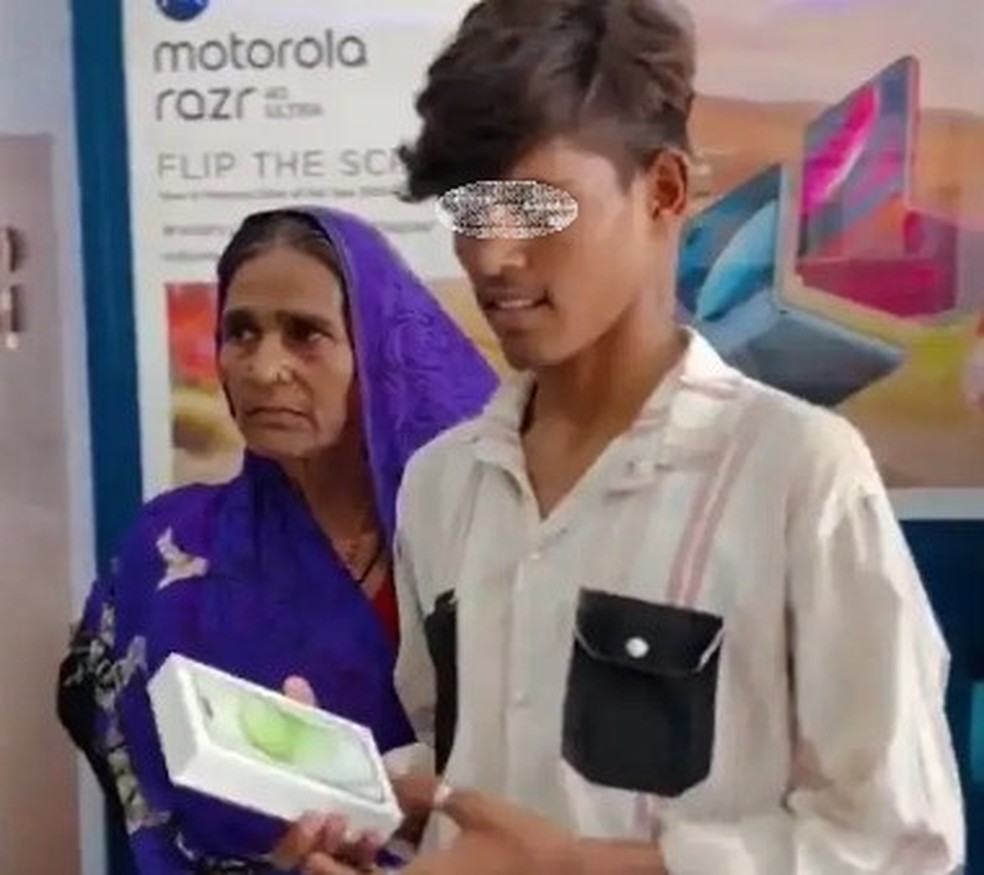 Adolescente faz greve de fome ap&oacute;s a m&atilde;e (na foto) n&atilde;o comprar iPhone para ele e consegue o aparelho desejado &mdash; Foto: Reprodu&ccedil;&atilde;o/X