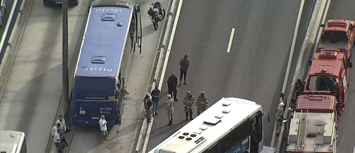 Avenida Brasil tem acidente entre dois ônibus na manhã desta quinta-feira; trânsito é intenso no sentido Centro