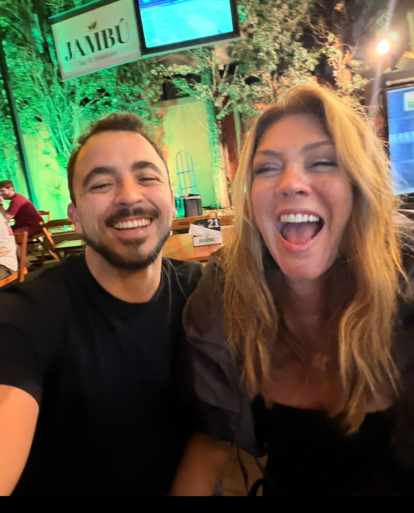 Simony se declara no aniversário do novo namorado: 'Obrigada por insistir em nós'