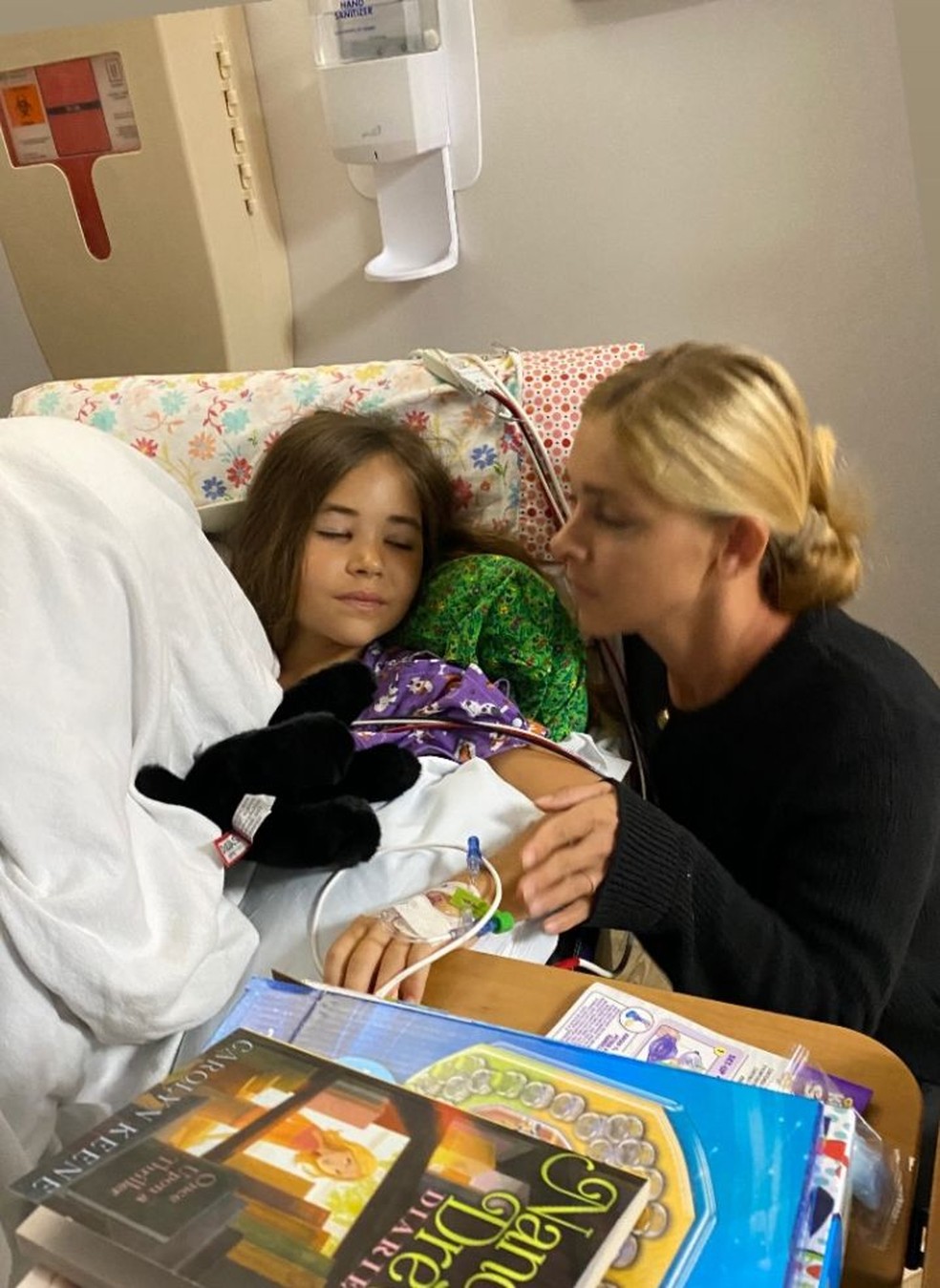 Nadia Lendel compartilhou fotos da recuperação da filha após ataque de tubarão — Foto: Reprodução/redes sociais
