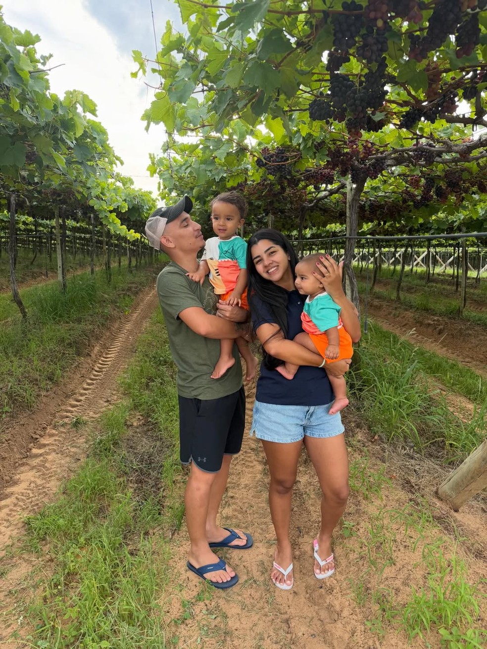 João Gomes com a mulher e os filhos na sua fazenda de uva, em Petrolina — Foto: Reprodução/Instagram
