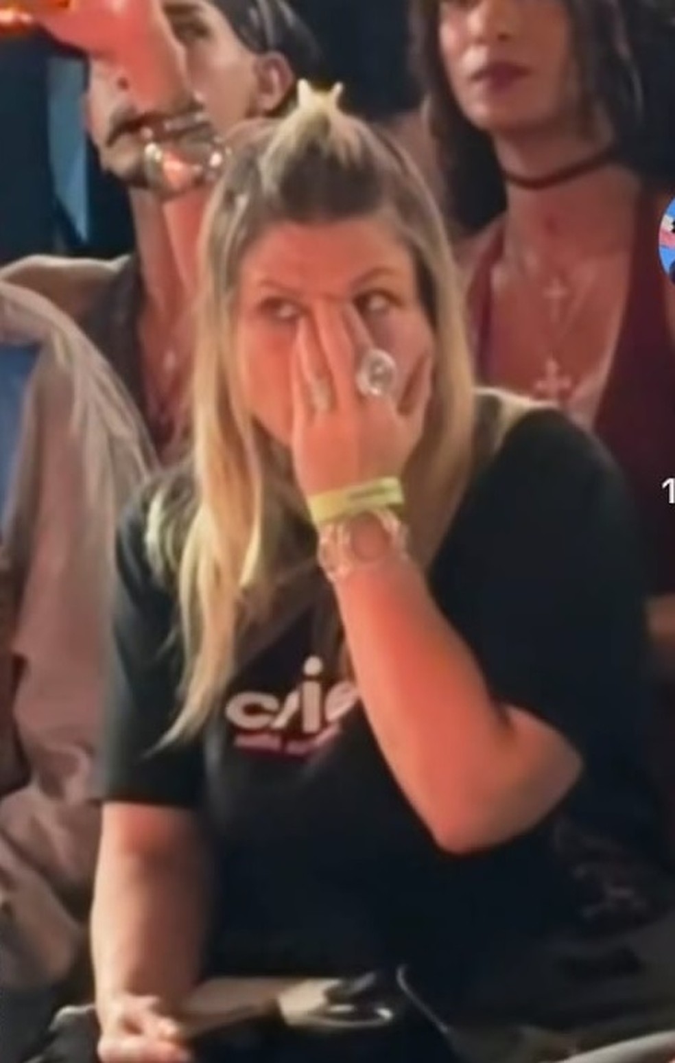 'Mulher apavorada' em fila A de desfile no Brasil causa críticas e especulações — Foto: Reprodução/TikTok