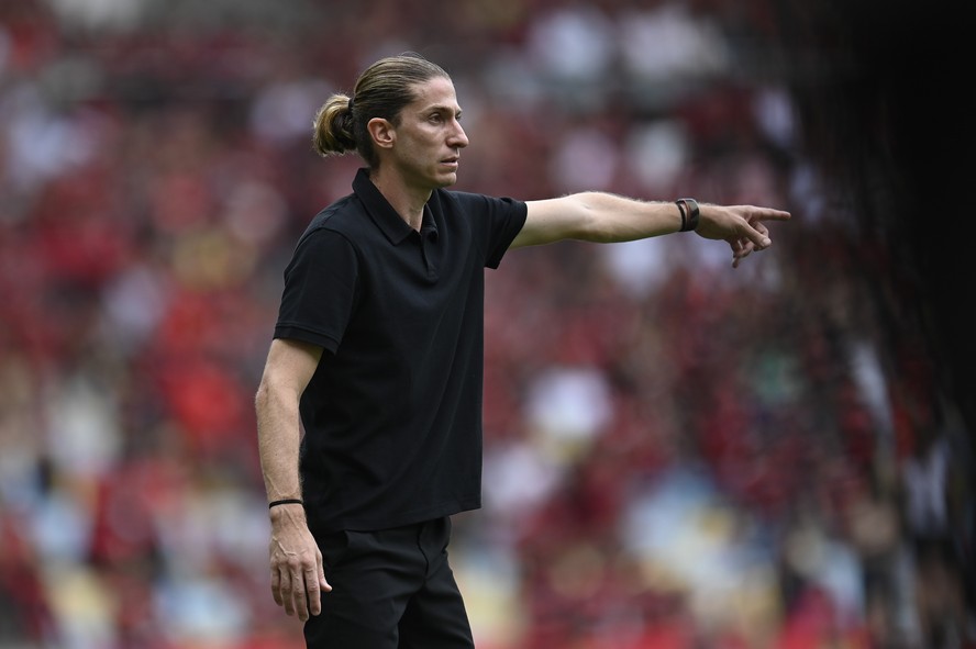 Filipe Luís orienta sua equipe no duelo de ida da final da Copa do Brasil, contra o Atlético-MG