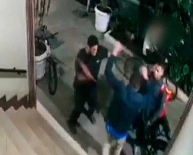 Mãe de segurança envolvido em linchamento pede entrega à polícia