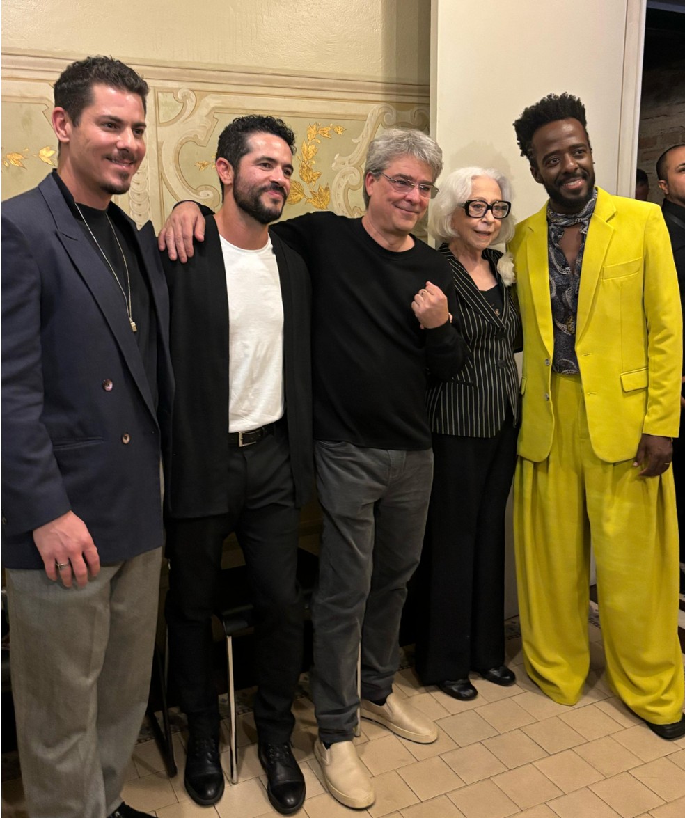 Fernanda Montenegro com outros atores na pré do filme 'Vitória' — Foto: Divulgação