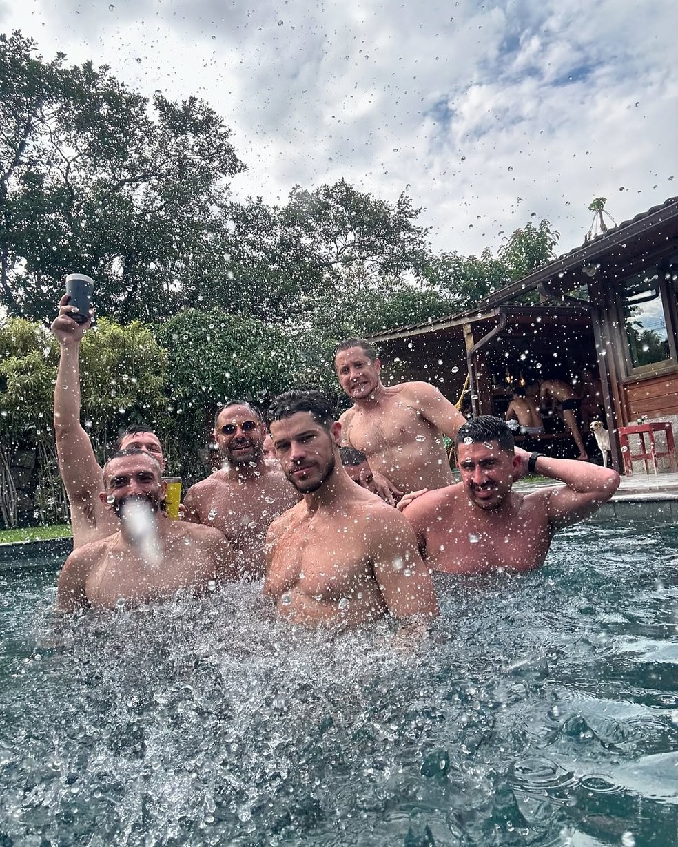Z&eacute; Loreto posta foto com amigos sem camisa &mdash; Foto: Reprodu&ccedil;&atilde;o/Instagram