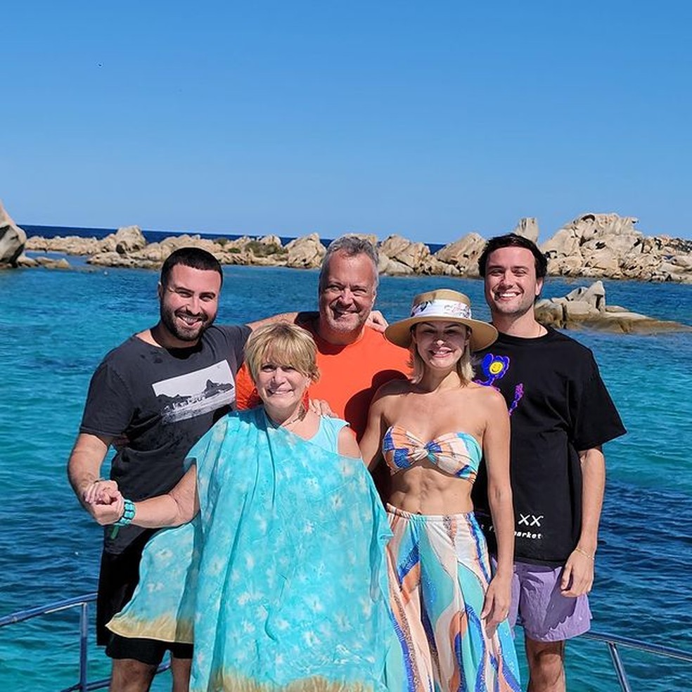 Susana Vieira em família: com os netos Rafael (de barba) e Bruno, o filho Rodrigo (de camisa laranja) e a nora, Ketryn — Foto: Reprodução de Instagram