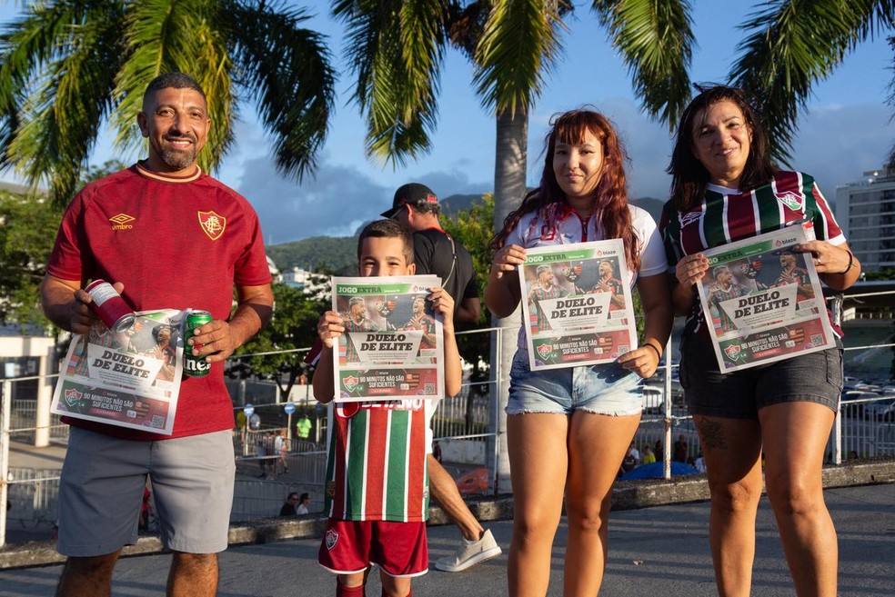 Família Rodrigues no Maracanã. O eletricista Ricardo, de 43 anos, a esposa Eliana, de 54, que trabalha com enfermagem e os filhos ainda estudantes Julia, 17 e Gabriel 9 — Foto: Júlia Aguiar