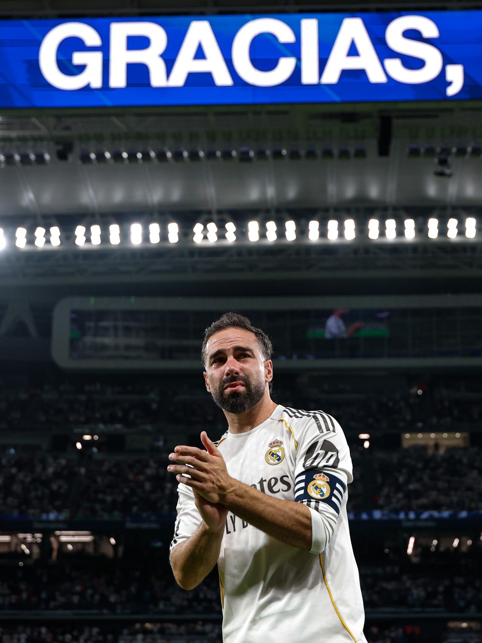 Carvajal se emociona na despedida do Real Madrid — Foto: Divulgação / Real Madrid