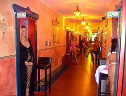 Garotas de programa em corredor do Pascha, o maior bordel do mundo — Foto: Reprodução