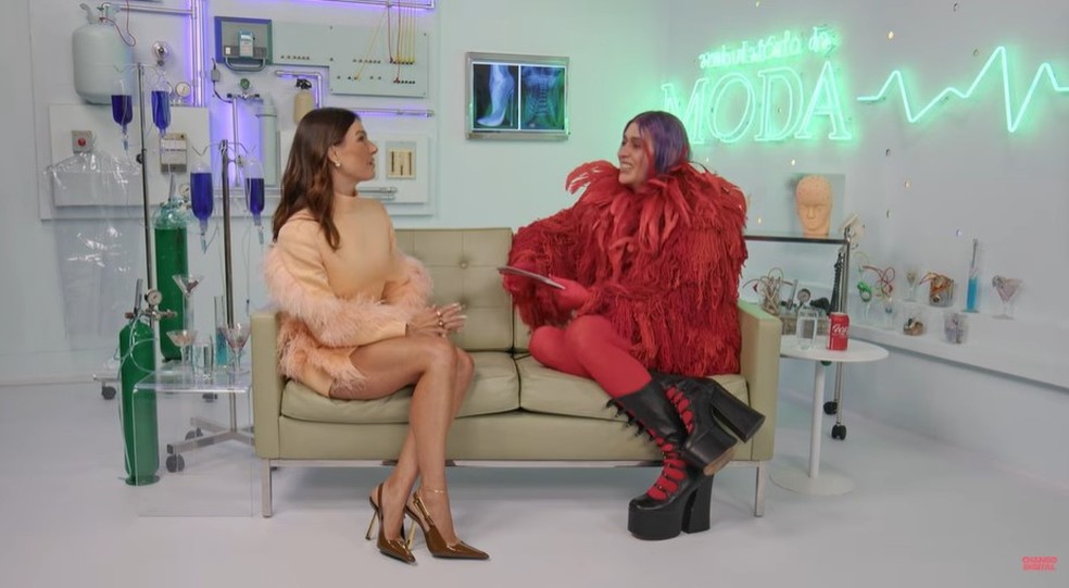Isis Valverde com Gabb no "Ambulatório da Moda" — Foto: reprodução/ youtube
