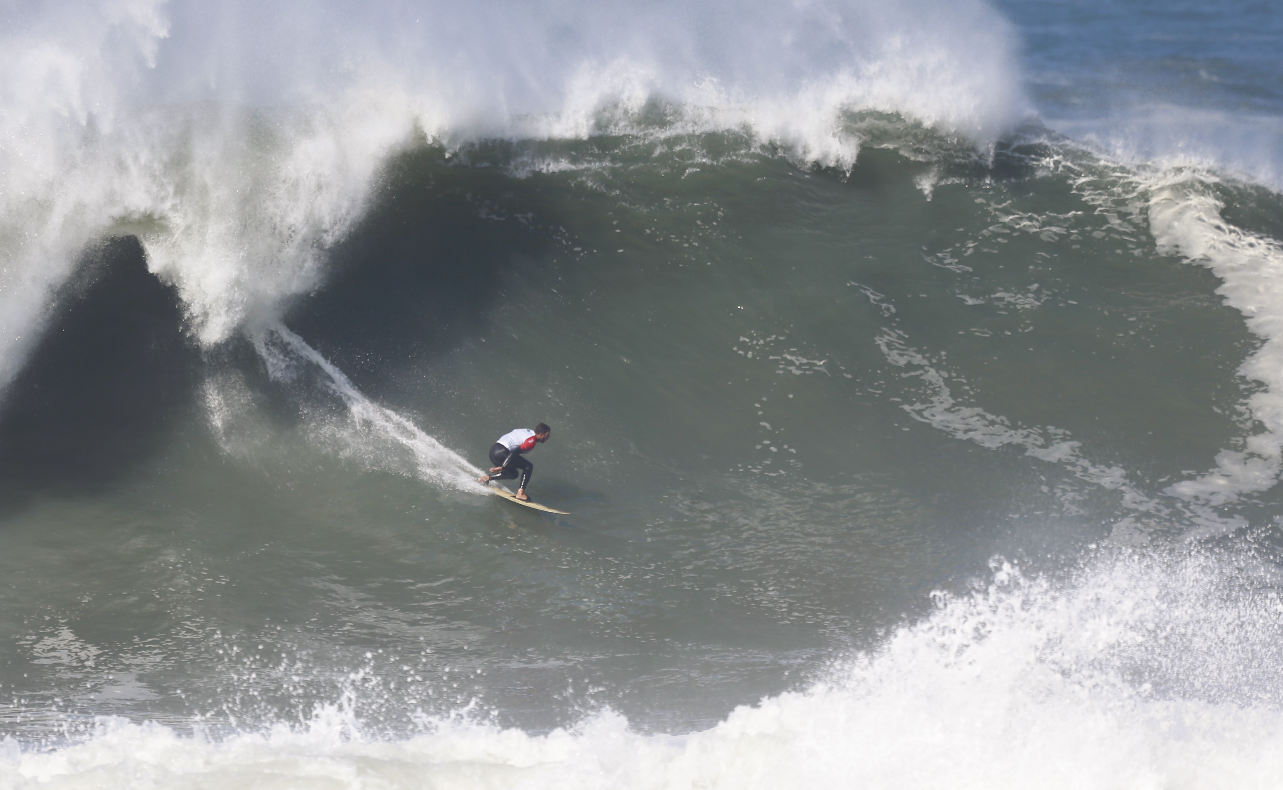 Pedro Scooby e Lucas Chumbo são convidados do campeonato de surf de hoje em Itacoatiara, Niterói