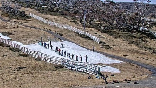 Australianos tentam aproveitar o ‘último pedaço’ da tenebrosa temporada de esqui