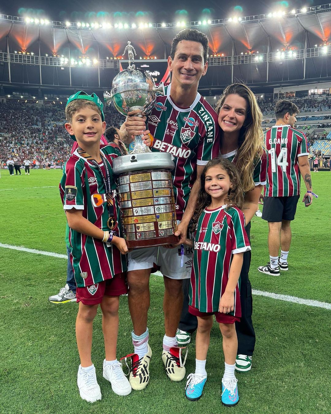 Ganso celebra o título junto da mulher Giovanna e seus filhos Henrico, de 9 anos, e Stella, de 6 anos — Foto: Reprodução
