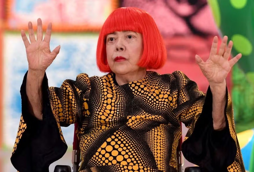 Yayoi Kusama, artista japonesa conhecida por suas obras com bolinhas, morre aos 97 anos - QTU Questões do Universo
