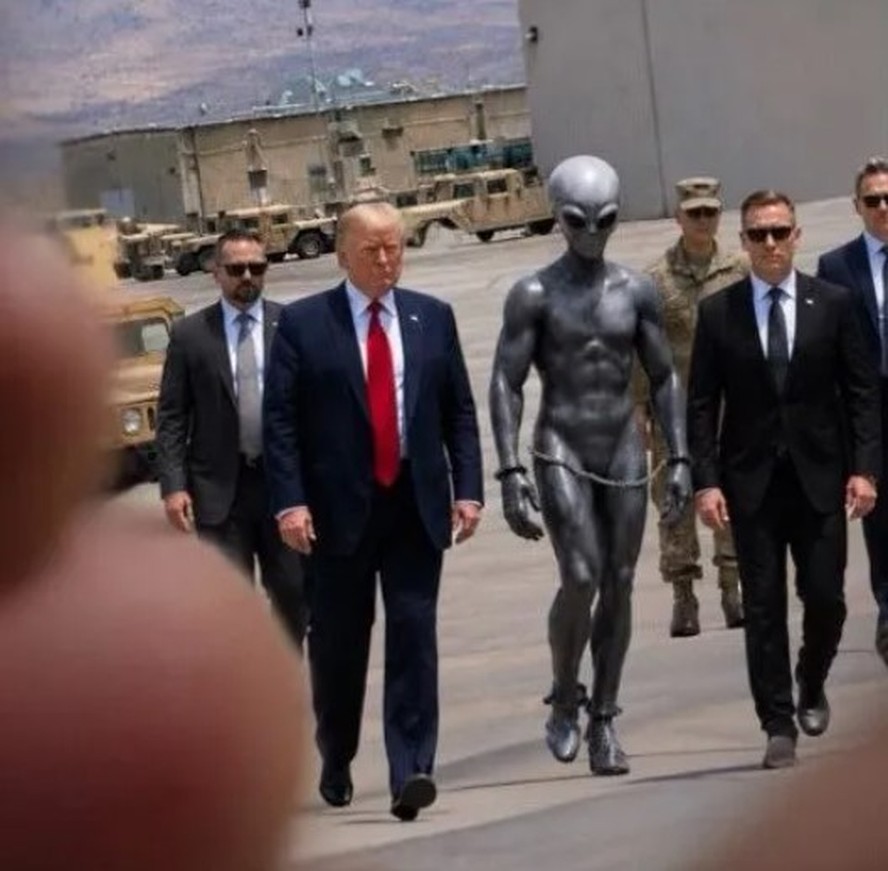 Trump posta imagem em que aparece com 'alien acorrentado'