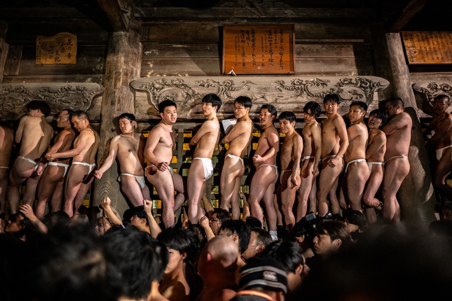 Homens reunidos durante o festival 'So minsai' no Japão