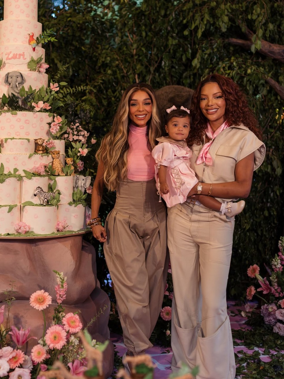 Brunna Gonçalves e Ludmilla com a filha delas, Zuri — Foto: Reprodução/Instagram