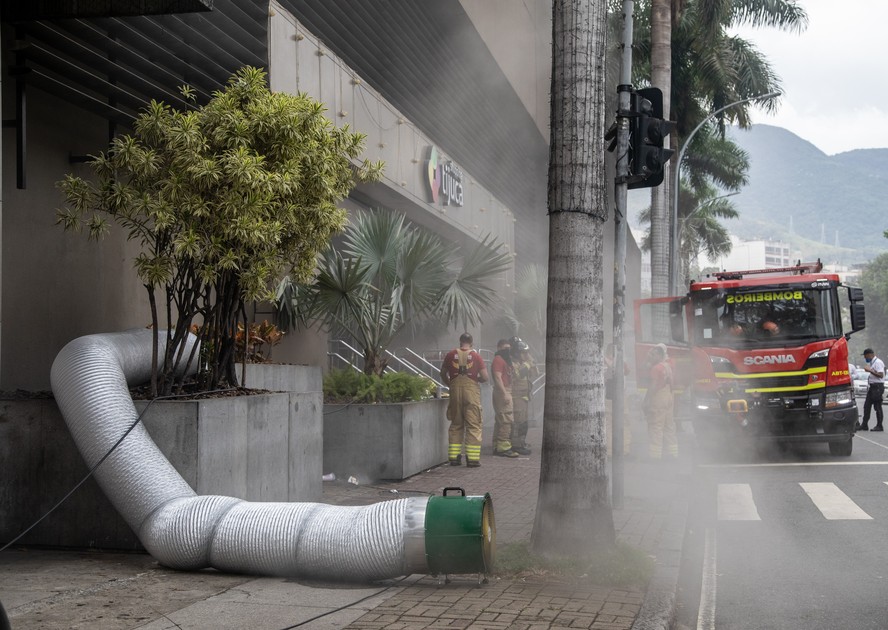 Shopping Tijuca permanece interditado após incêndio que matou duas pessoas