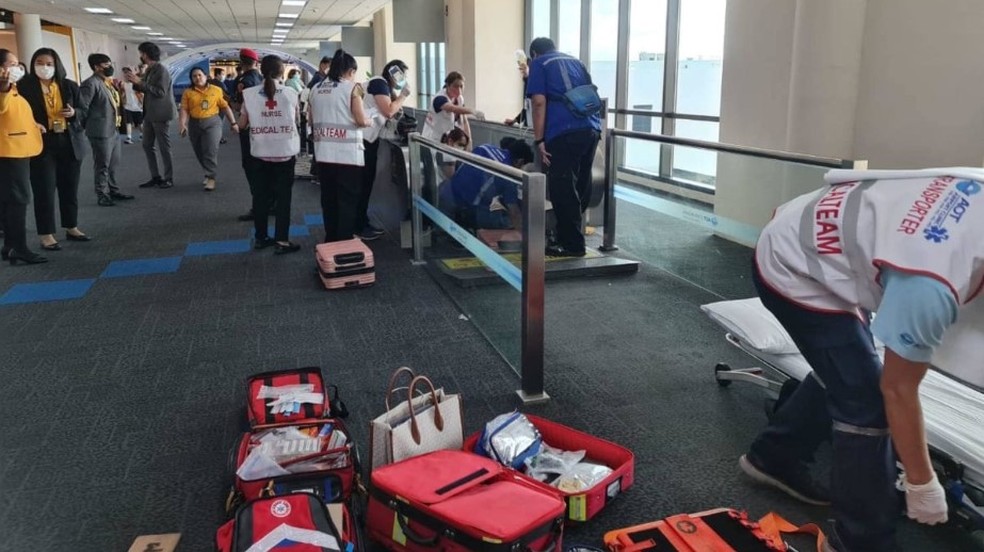 Turista tem perna amputada após sofrer acidente em esteira rolante de aeroporto de Bangcoc — Foto: Reprodução/Twitter