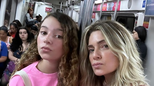 Leticia Spiller posa com a filha em vagão de metrô com mensagem de conscientização: 'Lembrar que outubro é rosa'