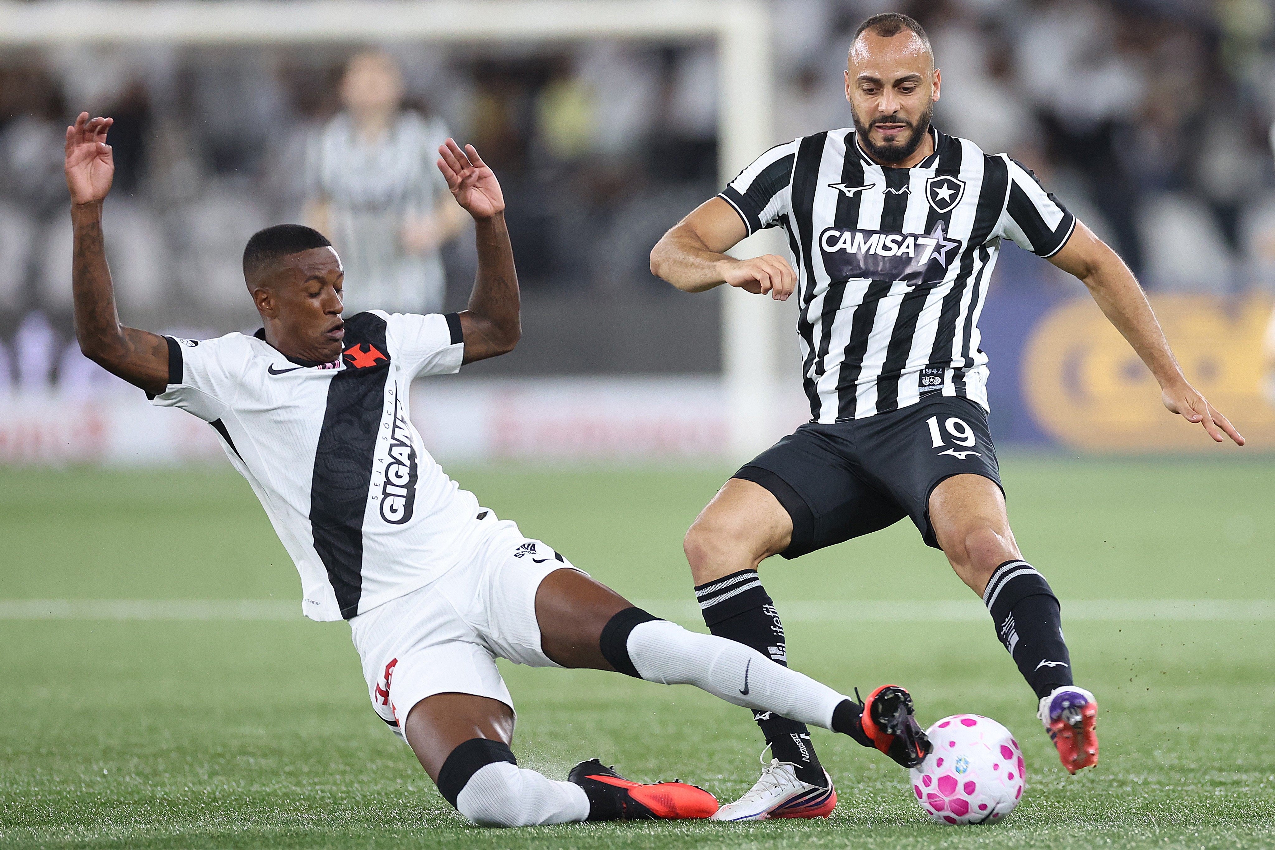 Vasco vence o Botafogo em clássico no Nilton Santos e se distancia ainda mais do Z-4 do Brasileiro
