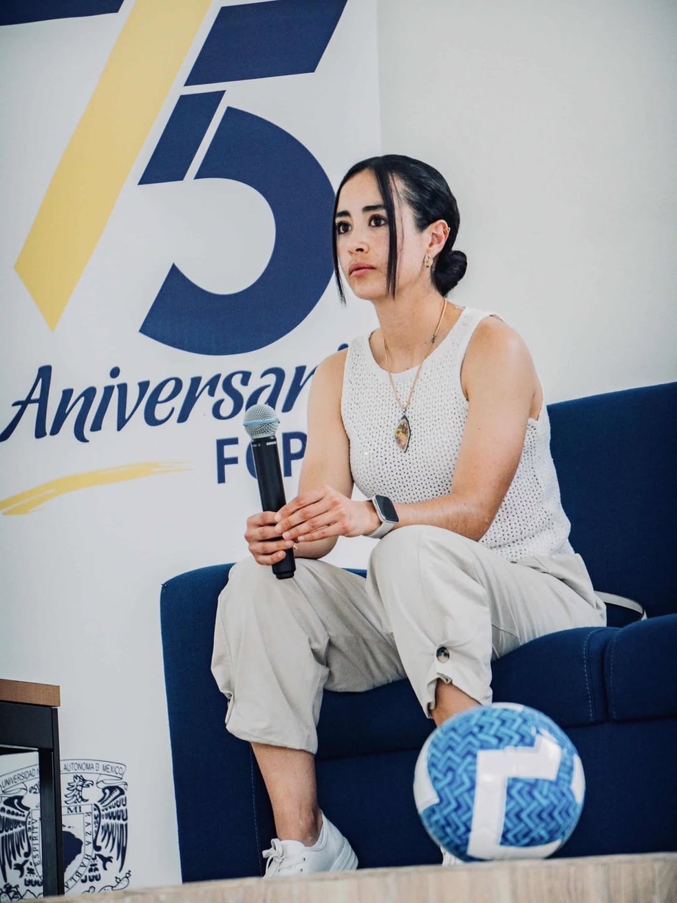A árbitra Kátia Itzel García é formada em Ciência Política — Foto: @iamjosh.jpg1/reprodução/instagram