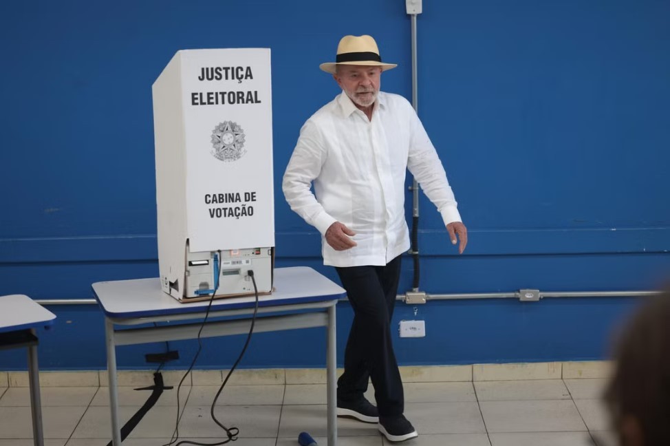 'A pesquisa que vale será feita hoje', diz Lula após votar em São Bernardo do Campo
