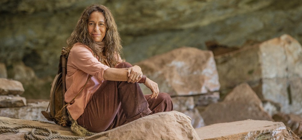Zefa Leonel (Andrea Beltrão) na novela 'No rancho fundo' — Foto: Fabio Rocha/Rede Globo