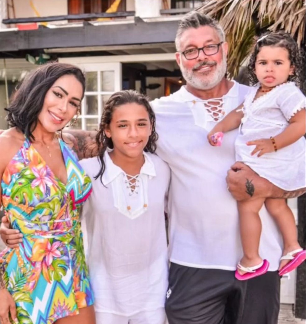 Alexandre Frota com a atual mulher e os dois filhos mais novos &mdash; Foto: Instagram