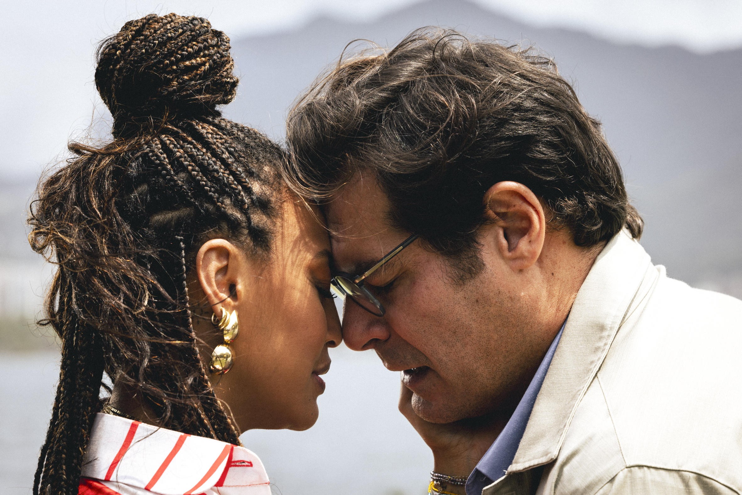 Nos resumos de 'Por você', Bela e Gabriel se beijam, despertando a fúria de Vanessa
