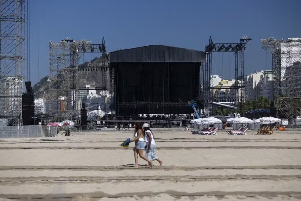 Montagem do palco do show da cantora Shakira na praia de Copacabana — Foto: Márcia Foletto/Agência O Globo