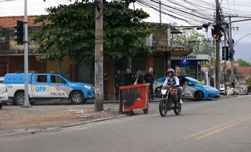 Viaturas da PM instaladas num acesso ao Complexo do Alemão, nove dias após megaoperação — Foto: Fabiano Rocha / Agência O Globo