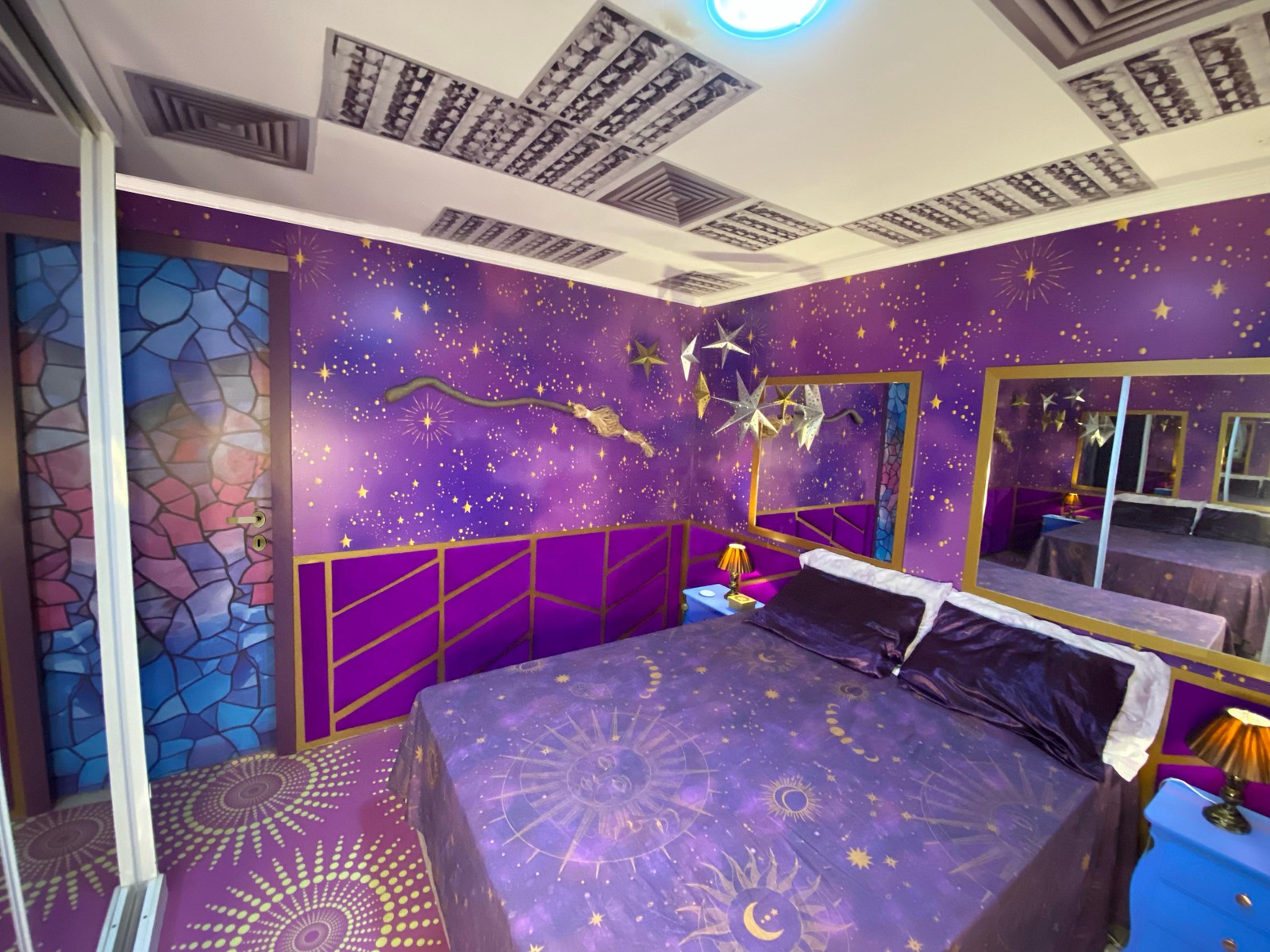 Porta com inspira&ccedil;&atilde;o em vitral tamb&eacute;m existe no quarto de Almir &mdash; Foto: Arquivo pessoal