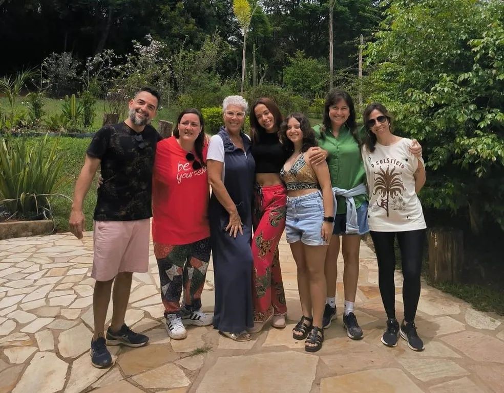 Anitta no retiro em maio em MG com sua mentora Max Tovar, e Juliana, irmã de Paulo Gustavo — Foto: Instagram