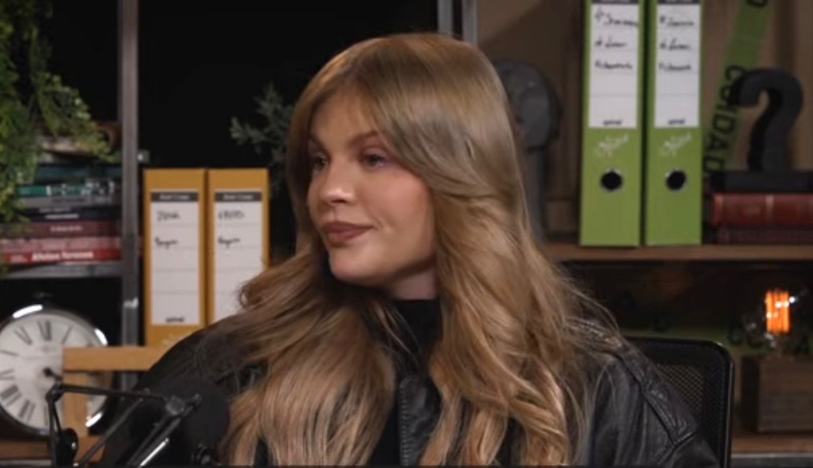 Luísa Sonza chora em entrevista ao expor briga dos pais: ‘Dói muito’