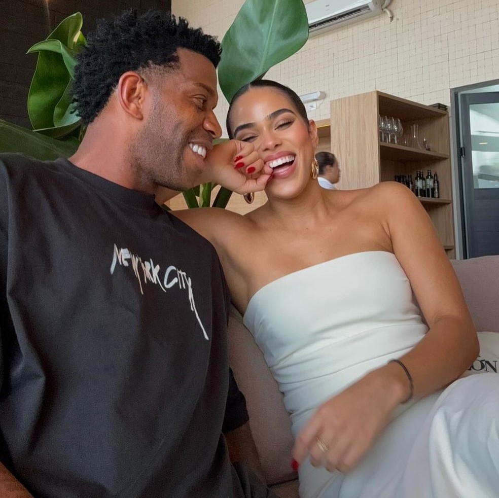 O zagueiro Gil Baloi com a ex-BBB Elana — Foto: rep/  instagram