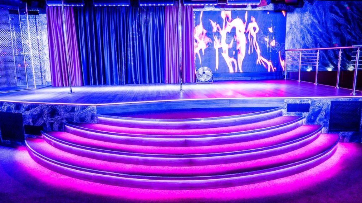 Palco para apresentações, incluindo musicais, no Pascha — Foto: Reprodução