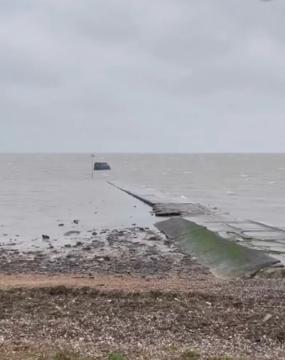 Van da Amazon no meio de rio no Reino Unido — Foto: Reprodução/Facebook