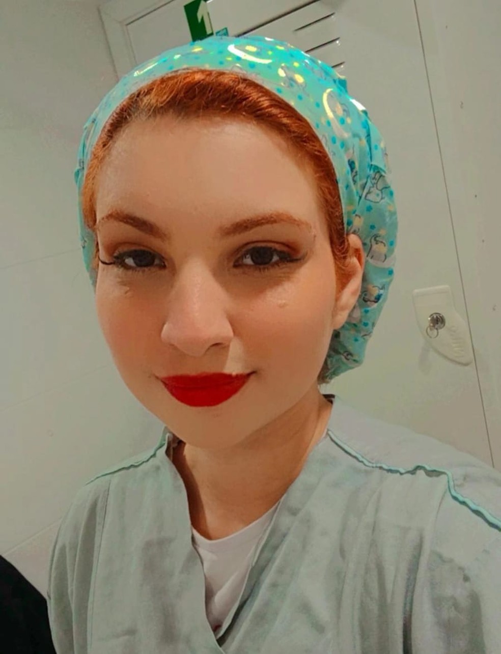 Após a formatura no curso técnico de enfermagem, Victória Gaia encontrou logo um emprego em sua área — Foto: Arquivo pessoal