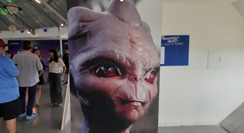 Reprodu&ccedil;&atilde;o de como seria a criatura, de acordo com as principais testemunhas, exibida no Memorial do ET, em Varginha &mdash; Foto: &Eacute;lcio Braga