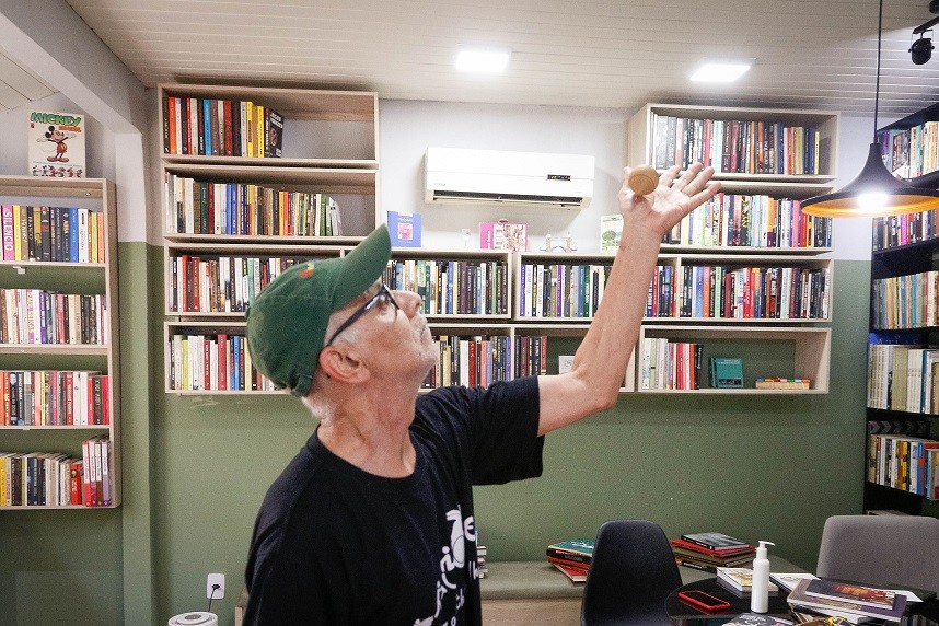 Kari Lage, de 68 anos, vive no Retiro dos Artistas e cuida da biblioteca — Foto: Roberto Moreyra - Extra