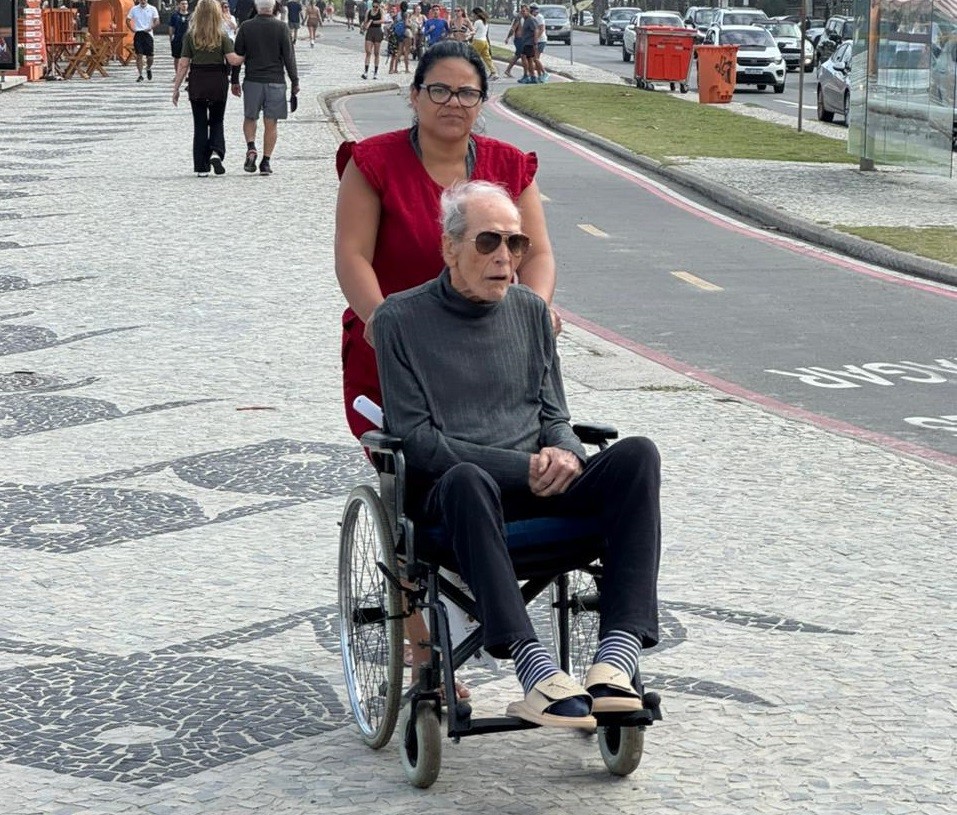 Último registro mostra Gracindo Júnior passeando na praia; ator morreu nesta quarta, aos 83 anos - QTU Questões do Universo