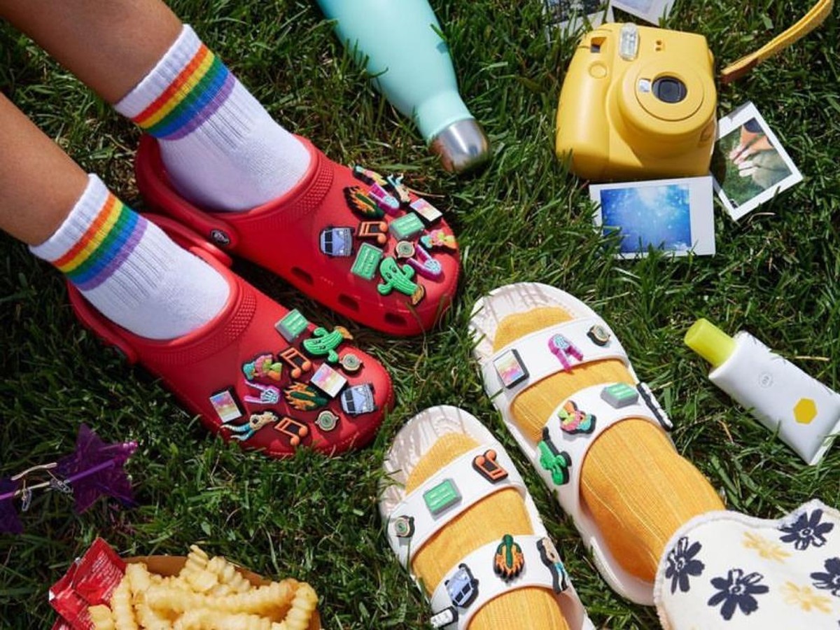 Entenda o fenômeno Crocs e saiba como aderir à tendência