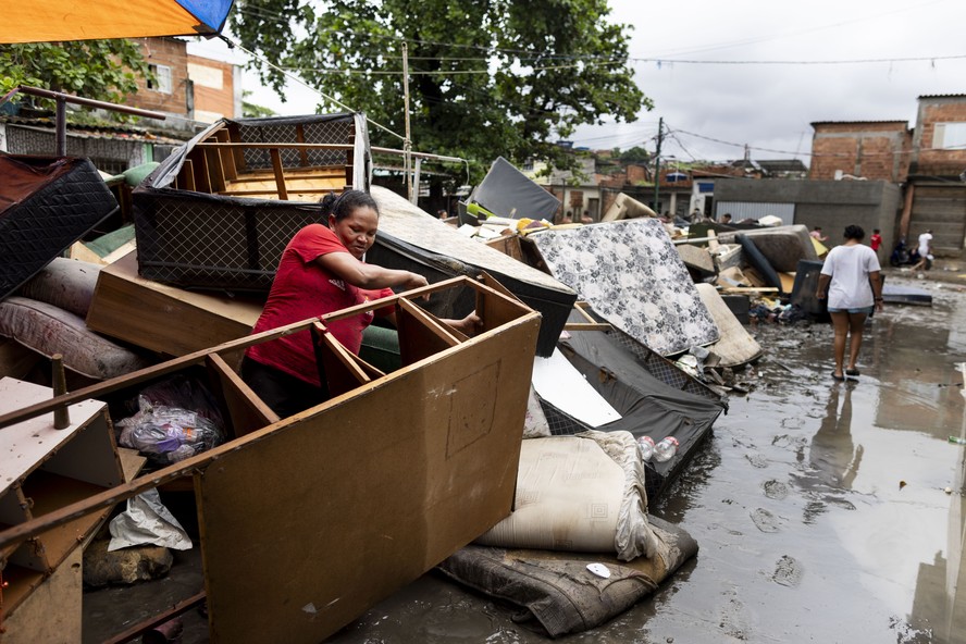 Móveis e eletrodomésticos inutilizados pela inundação formaram montanhas de lixo na comunidade Parmalat, em Acari: moradores contaram que enchente chegou a 1,5 metro de altura, espalhando prejuízos — Foto: Marcia Foletto