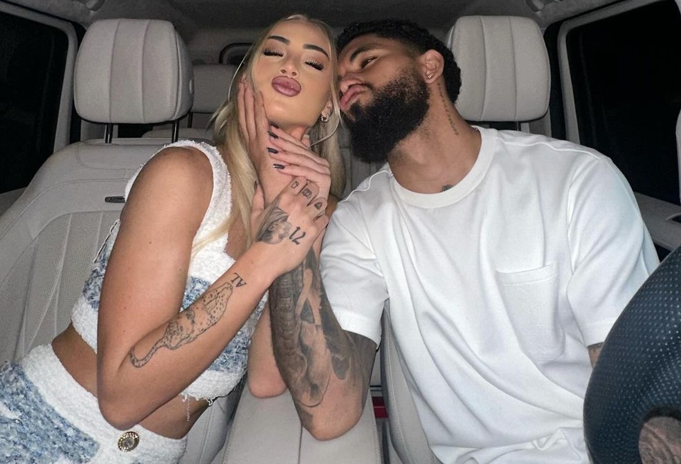 O jogador brasileiro Douglas Luiz namora a também jogadora de futebol Alisha Lehmann — Foto: Reprodução de Instagram