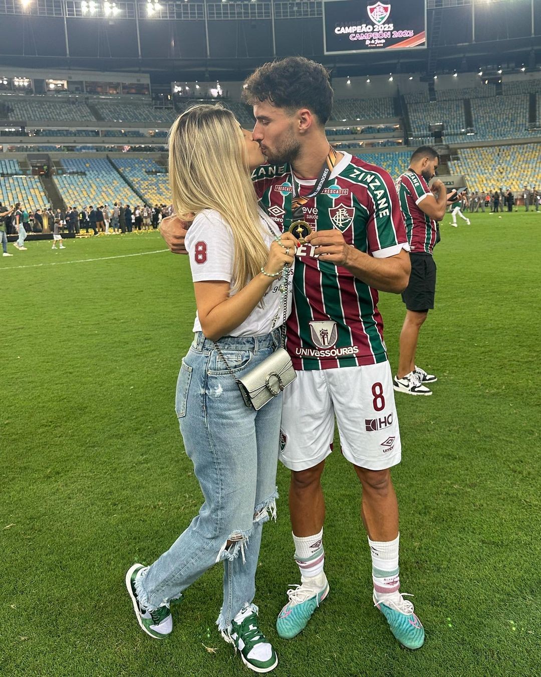 Volante Martinelli comemora o título ao lado de sua mulher Laura — Foto: Reprodução