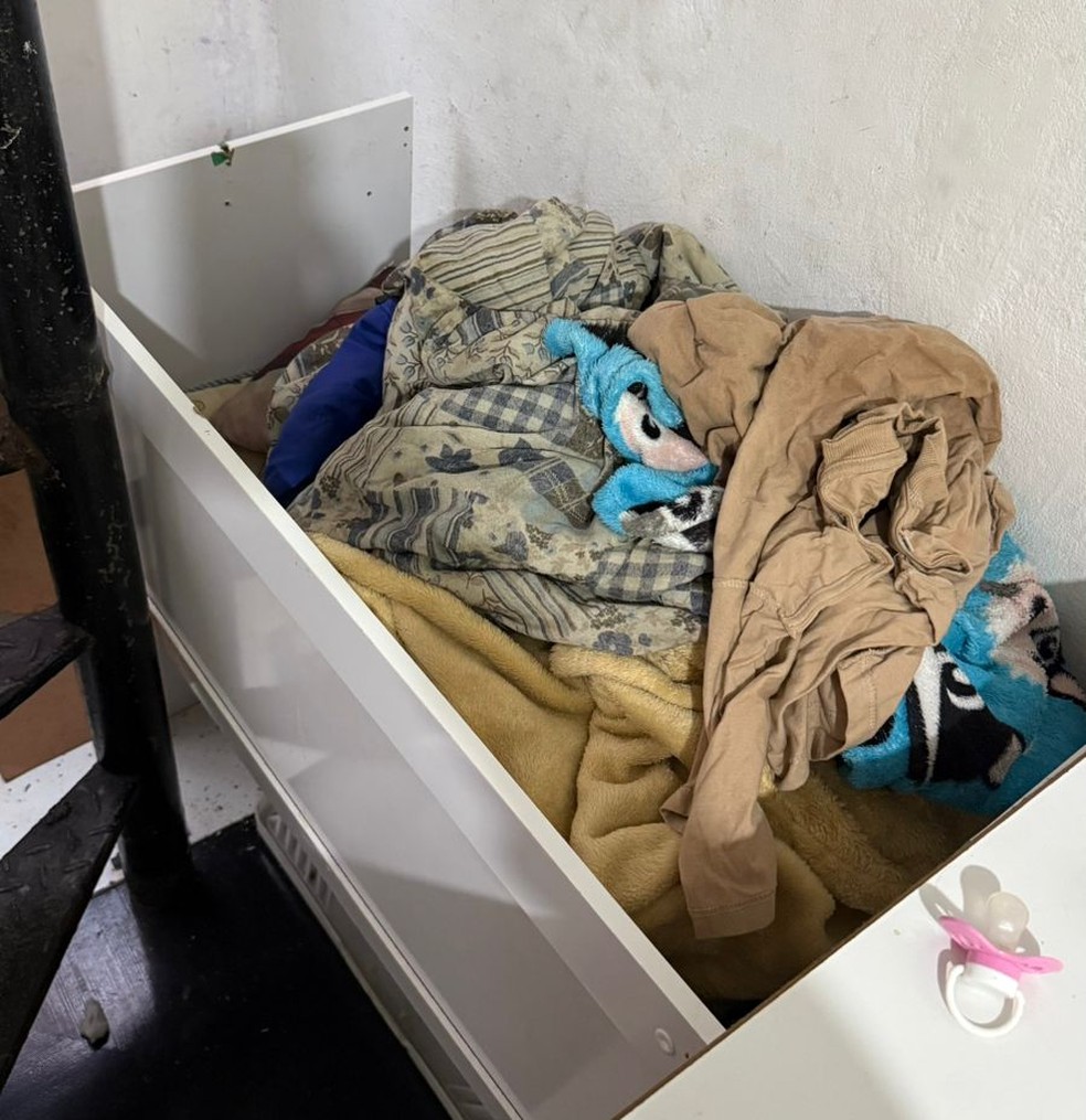 Segundo a polícia, a casa onde as crianças estavam era suja, insalubre e tinha até roupas rasgadas — Foto: Reprodução